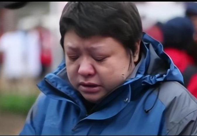 面对舆论风波，
韩红潸然泪下。
她坚信自己的坚守，
她相信时间会证明一切，
但公