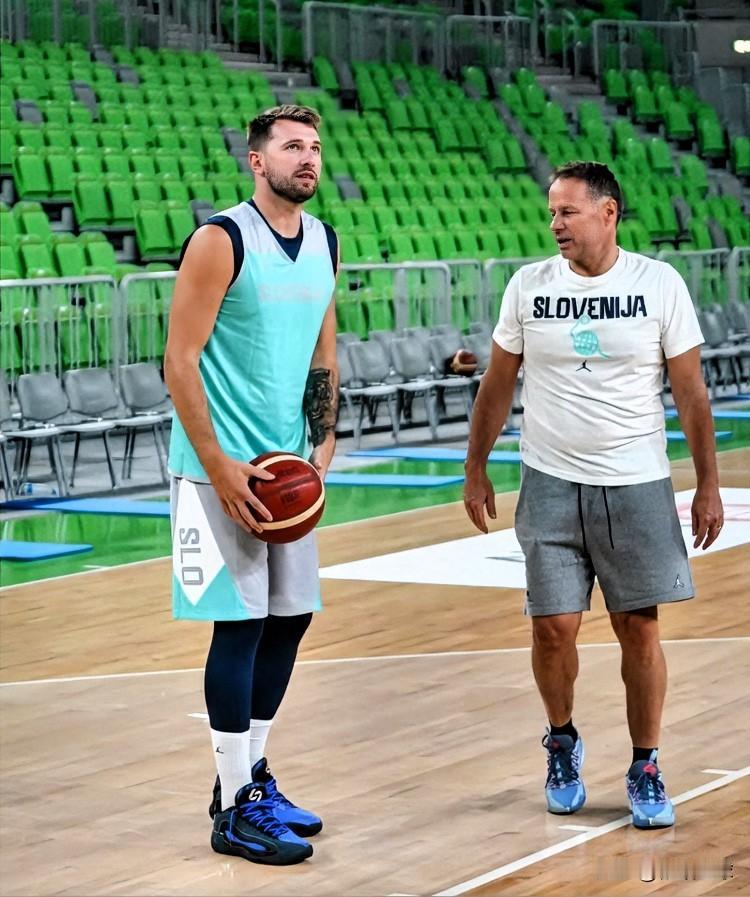 东契奇没瘦多少啊！

根据斯洛文尼亚自媒体SLO HOOPS FAN的消息，东契
