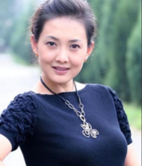 2007年，牛莉生下一女，在一次吵架的过程中，牛莉怒气冲冲地问老公刘亚东："你比