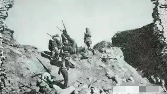 1948年潍县战役，九纵司令员聂凤智连日指挥十六天累倒在地，后续指挥交给了政委仲