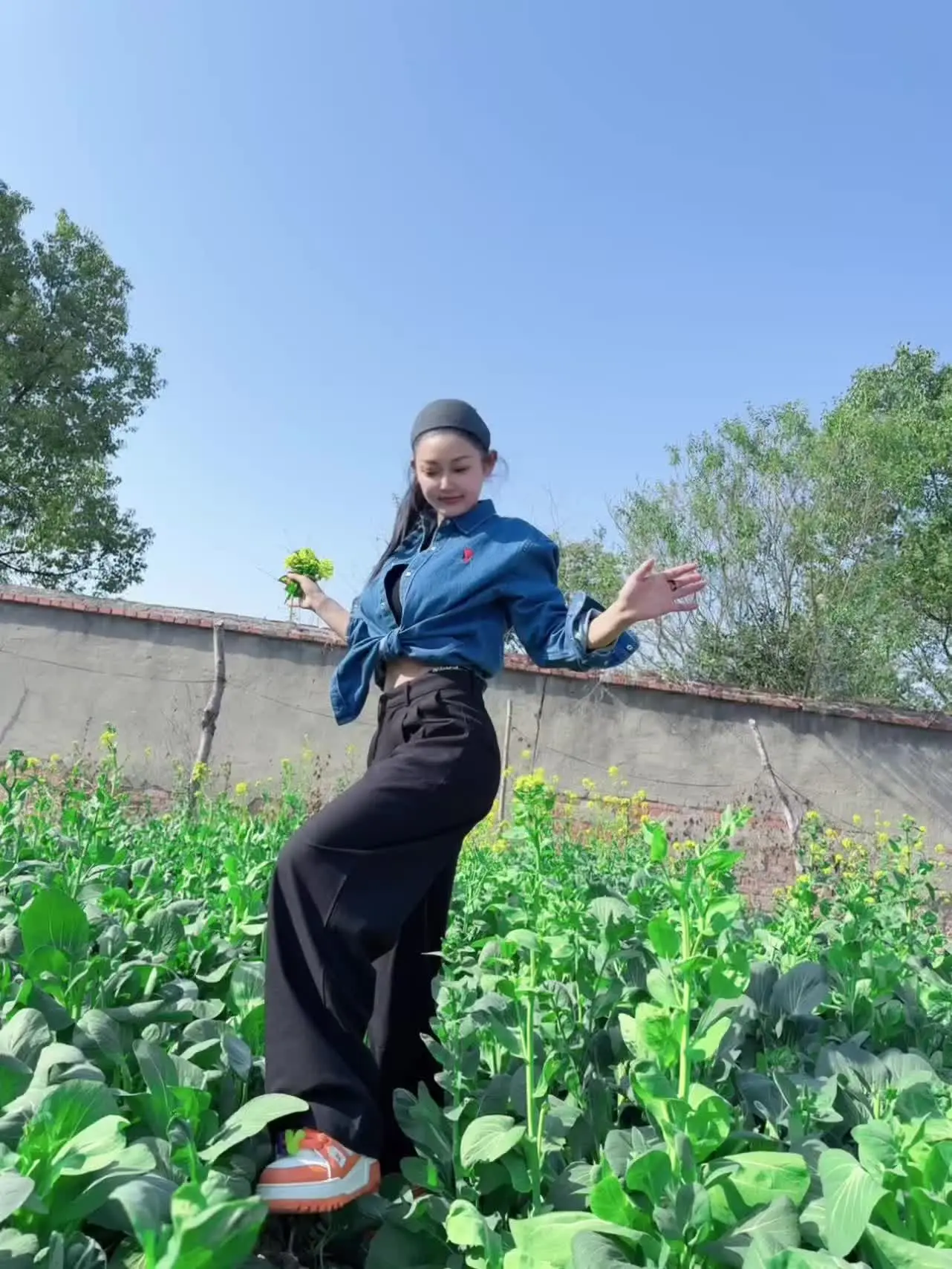 可我就是水性杨花的人 你说离不开我 我只会觉得搞笑