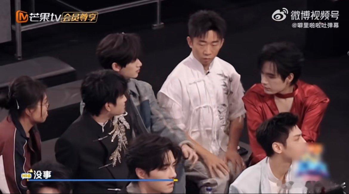 李雪琴教丁程鑫睡姿 小丁的睡姿集锦也太丰富了吧！金鸡独立、趴着睡、侧躺花式切换，