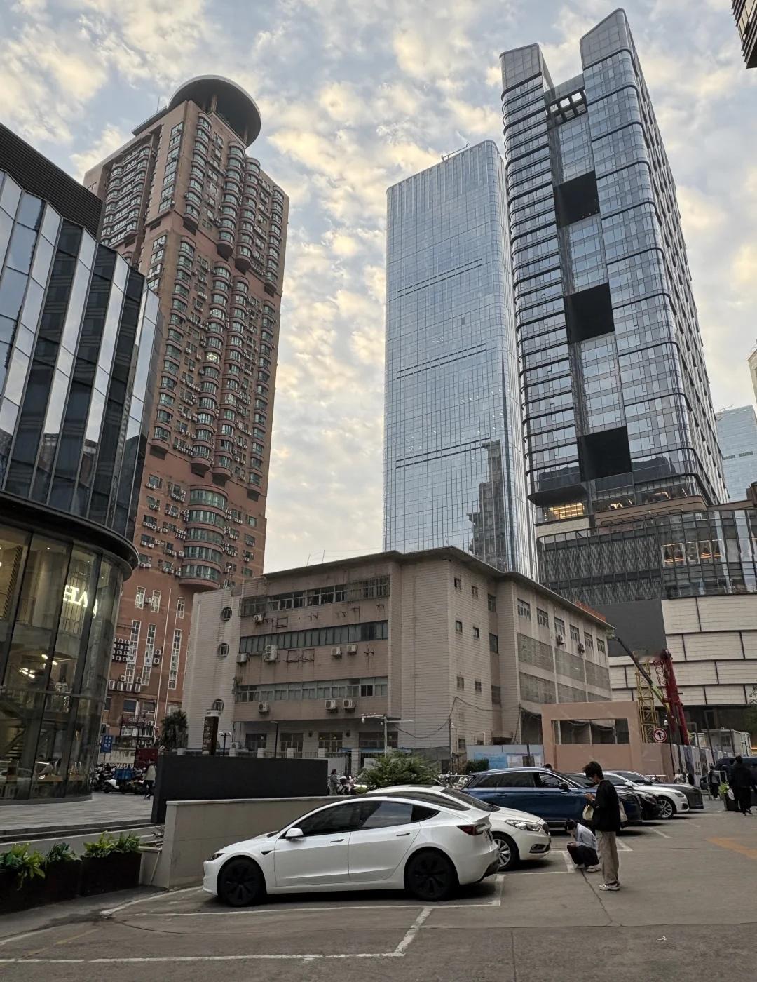 JLC金陵中環空中连廊建设中预计26年建成
JLC金陵中環AB座商业之间的空中连