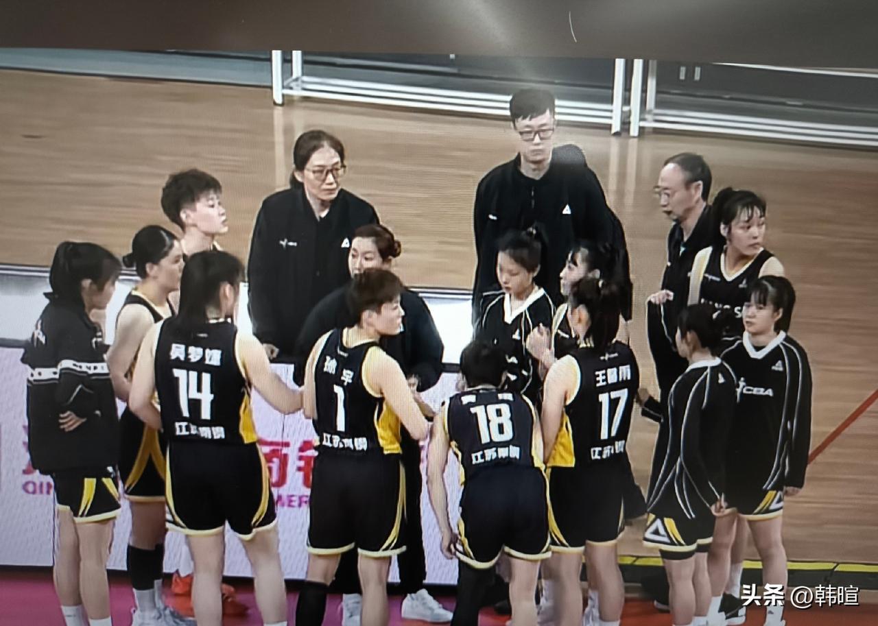 中国篮协女篮俱乐部杯决赛阶段第二比赛日3日晚结束，当日进行的两场比赛虽然过程略显