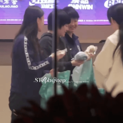 小蘑菇拿到了鲨鱼和狮子的玩偶，
拿出来给莎莎看，莎莎笑了。

一共是六个玩偶随机