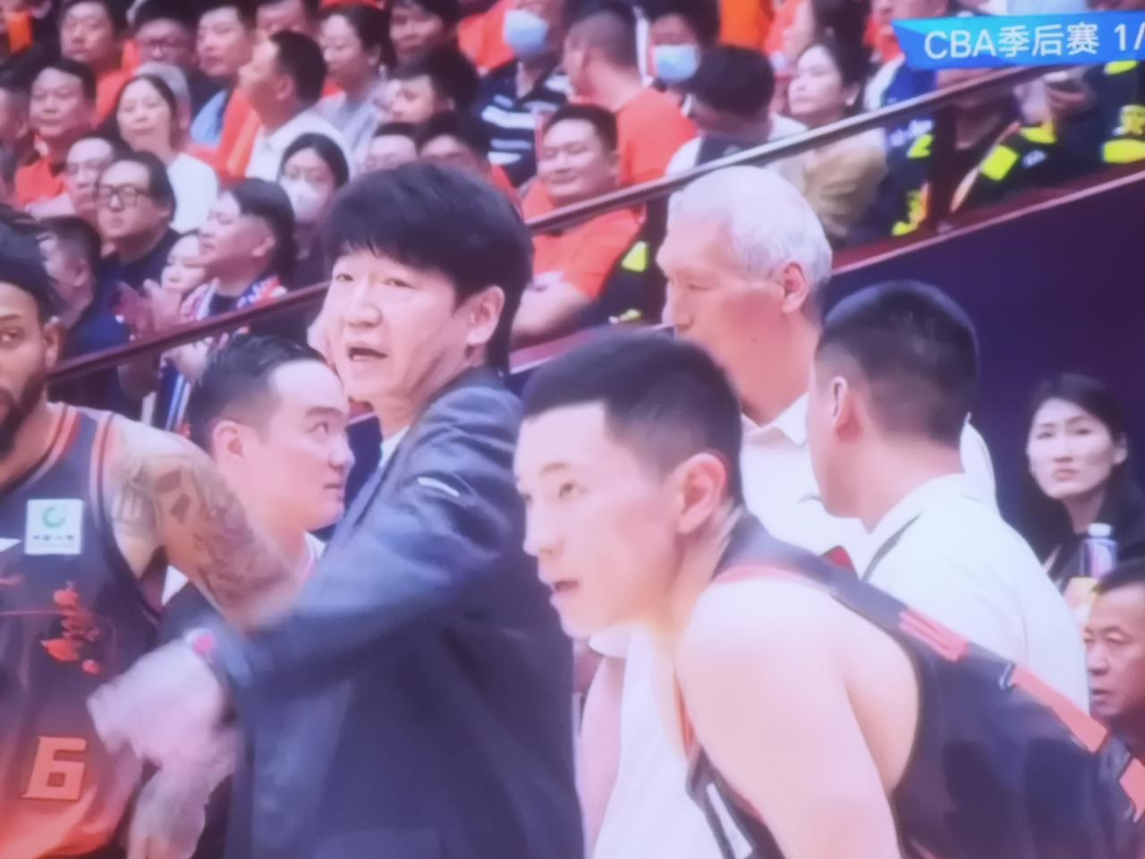 纯降维打击，纪敏尚指导直接不看了，邱彪教练也是无米之炊的傻笑，上海男篮客场挑战山