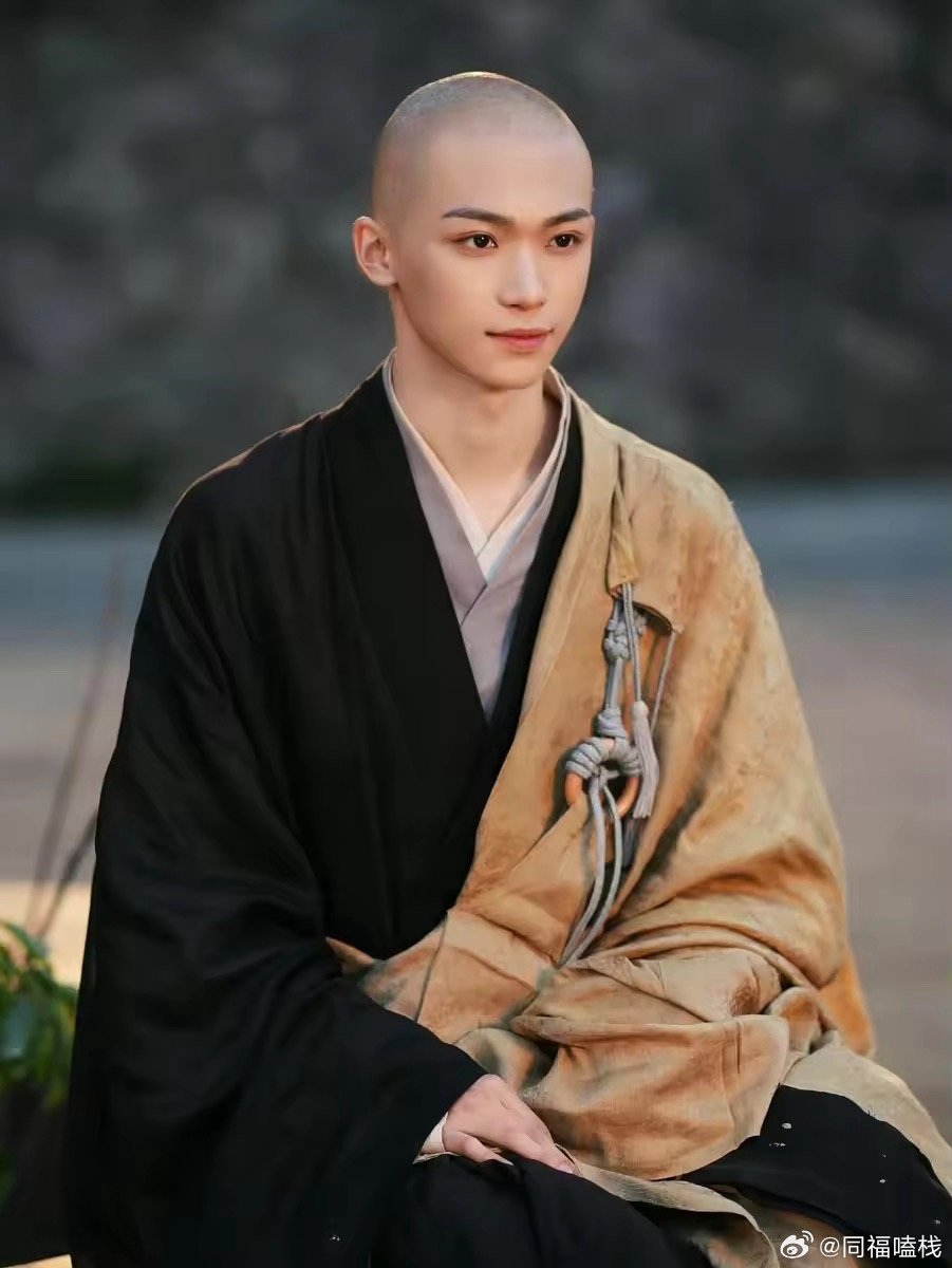 网友灵隐寺把梓渝认成真僧人去年有人去灵隐寺，偶遇梓渝拍摄《盛世天下》，还被误以为