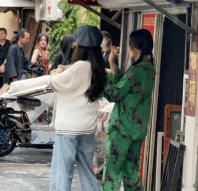 #孟佳黄龄精神状态无敌# 就是喜欢如此有松弛感的美女子们！孟佳黄龄的精神状态更是