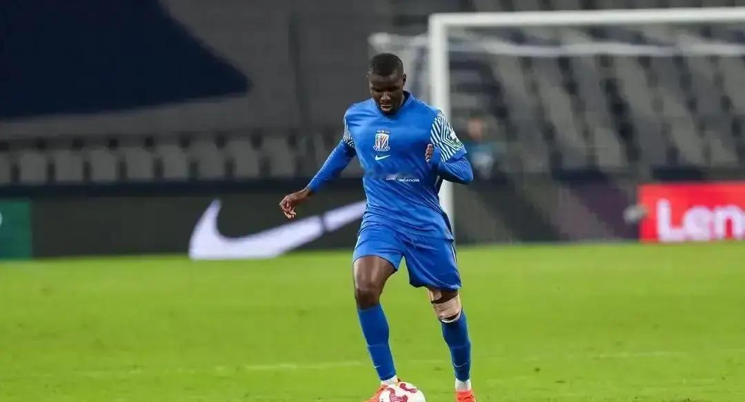 英超抢断高手被中超盯上？这次真不是谣言。
 
卢顿降级触发了离队条款。洛孔加现在