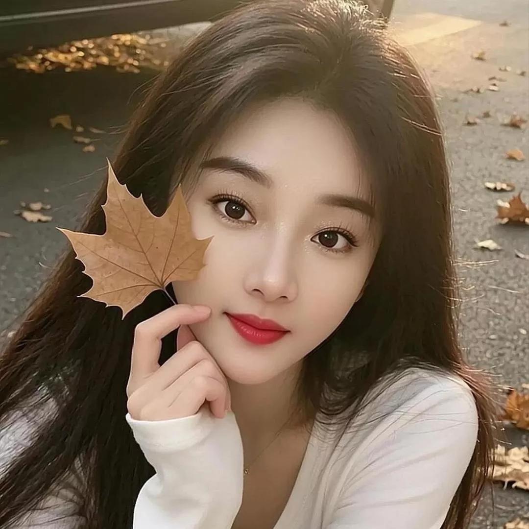 秋日氛围大片，落叶轻抚脸庞，唯美如画。秋天树叶风景 秋景树叶照片 秋天氛围感图片