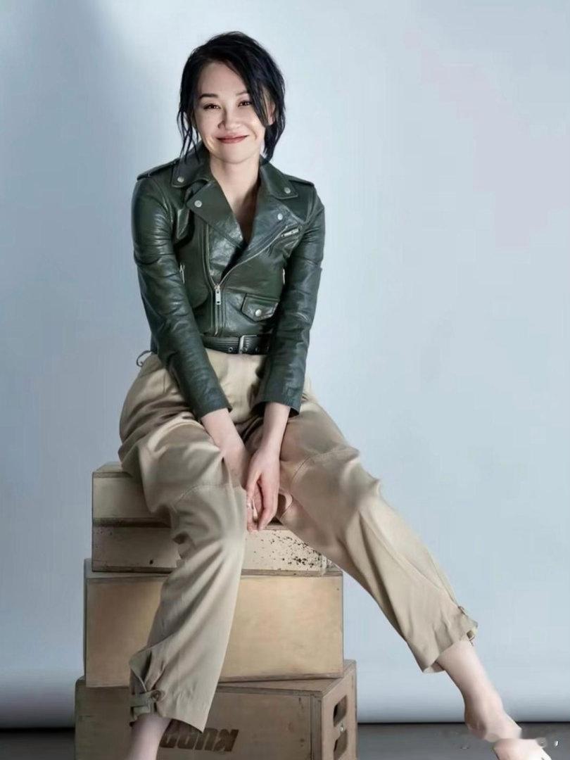 许晴的双脚纤细匀称，线条柔和精致，尽显温婉女人味。 