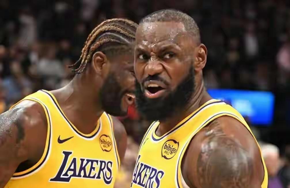 NBA历史得分王已经是詹姆斯了
篮板王张伯伦23924个
助攻王斯托克顿1580