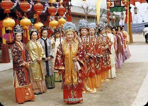 上联：品三国，霸业尽头皆尘土；
下联：鉴红楼，荣华终了全梦幻。