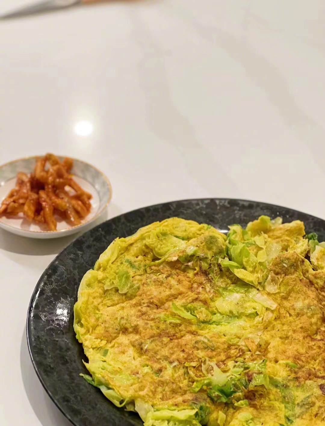胆结石突然痛起来，怎么办？1.尝试热敷疼痛部位；2.多喝温水，避免胆汁继续浓缩；
