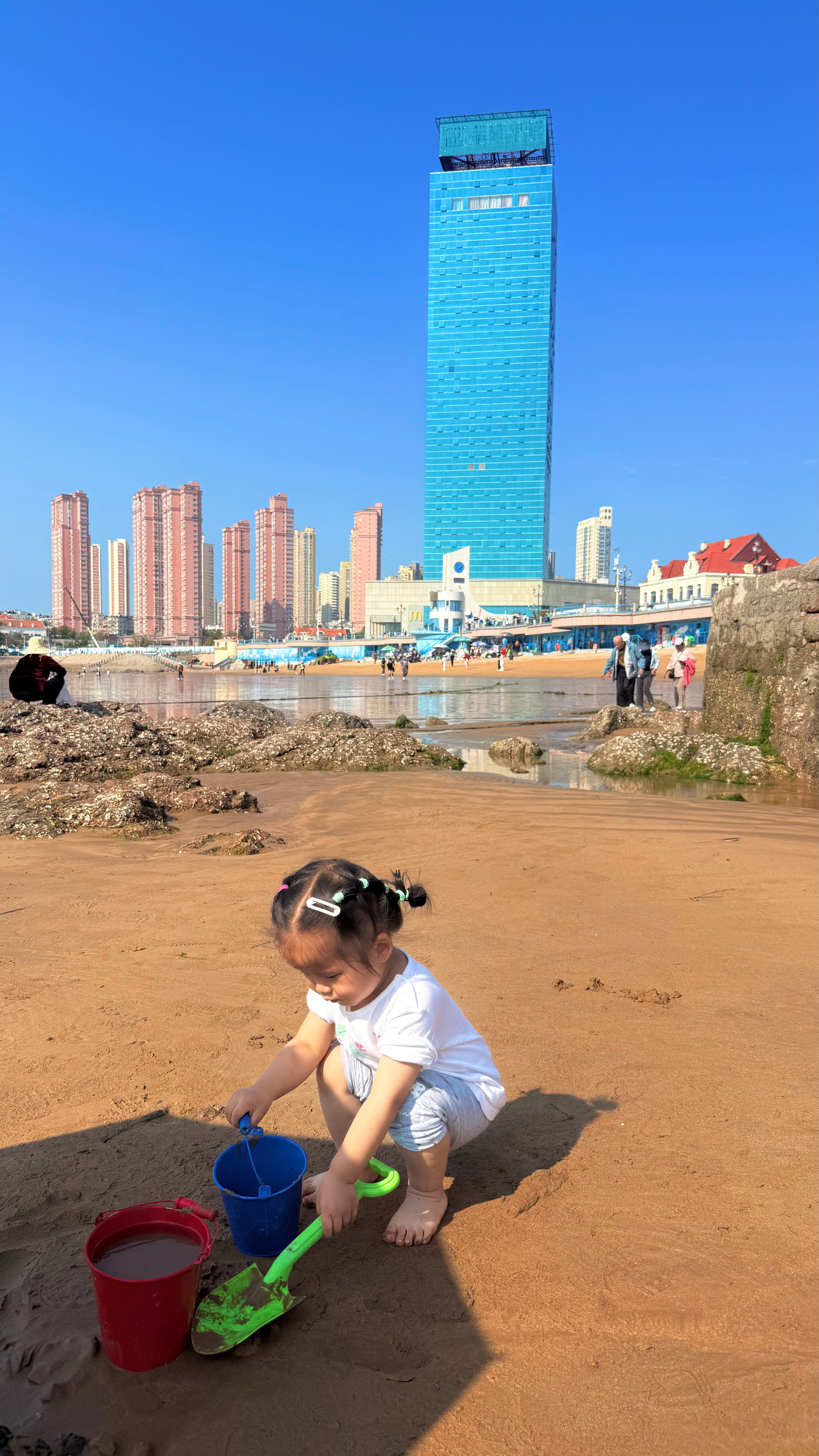 每天睡醒第一件事，树来我房间“妈妈起床，去海边”。 ​​​