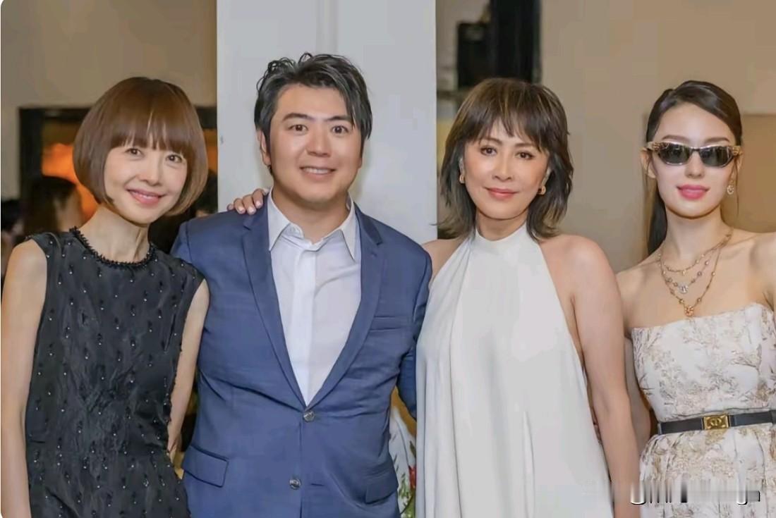 这张四人合照太吸睛了！

朗朗往中间一站，左边是主持人陈鲁豫，右边是影星刘嘉玲，