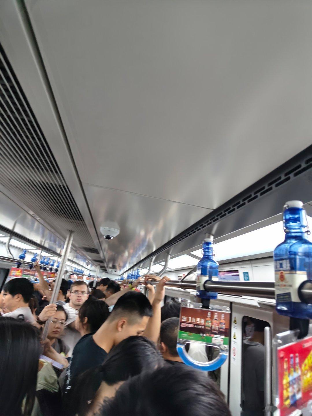 北京地铁今天是周六，还是早晨8-9点，人非常的多，年龄普遍都是青年和中年，再等晚