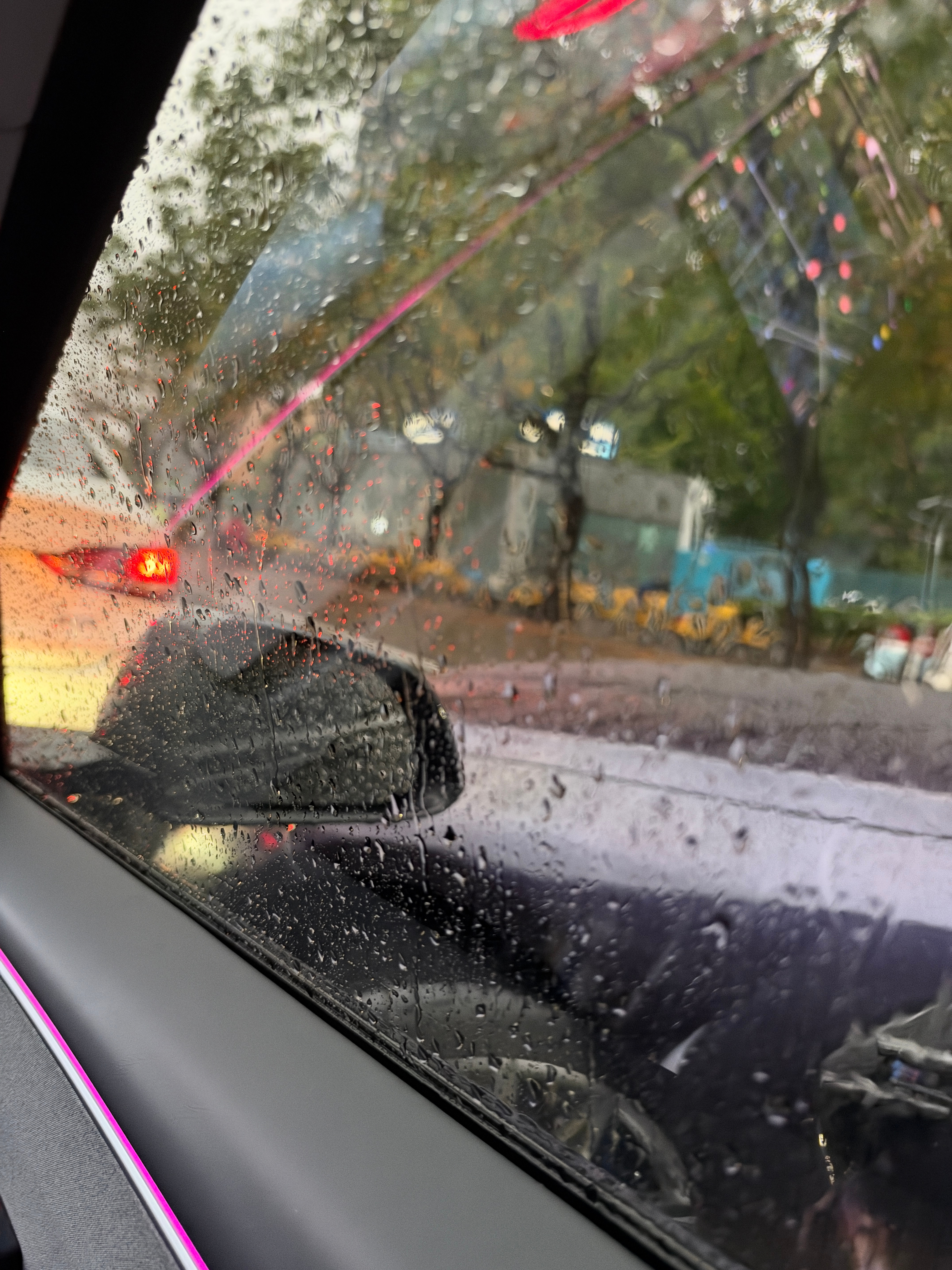 今天北京下大雨，和朋友一起开车出门。结果隔壁车主是实线恶意加塞，因为雨天视线不好