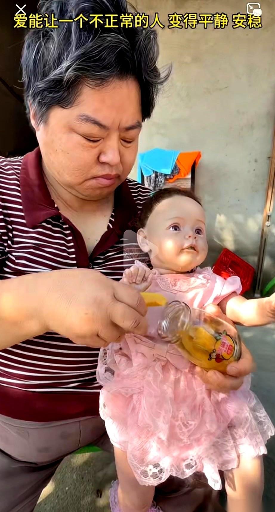四次嫁人，四次被夫家退回娘家。
这个连自己是谁都记不清的女人，发起狂来谁也按不住