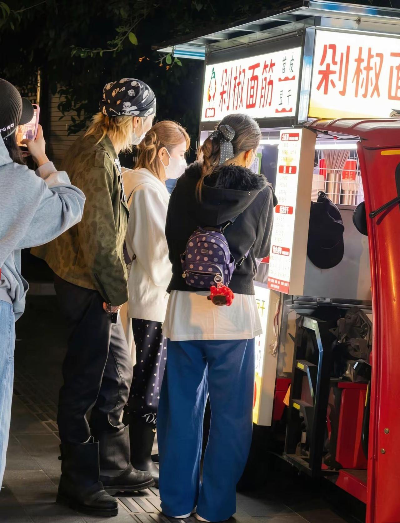 露思也想吃剁椒面筋～今天晚上（一个小时以前，已离开），被偶遇在买“剁椒面筋”我们