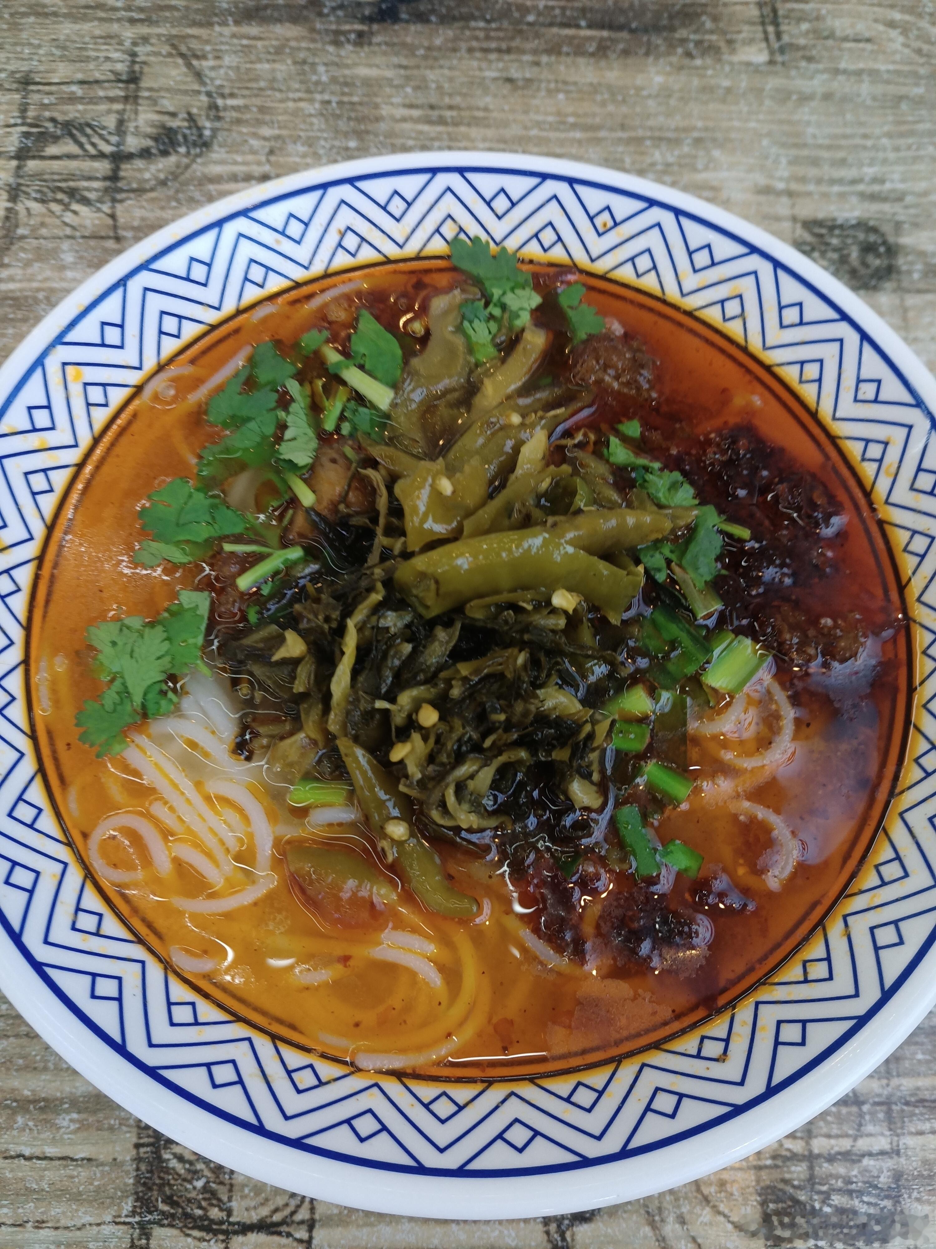 早安  清晨的风拂去昨夜的疲惫，阳光慢慢爬上窗台，新的一天就这样如约而至。不必追