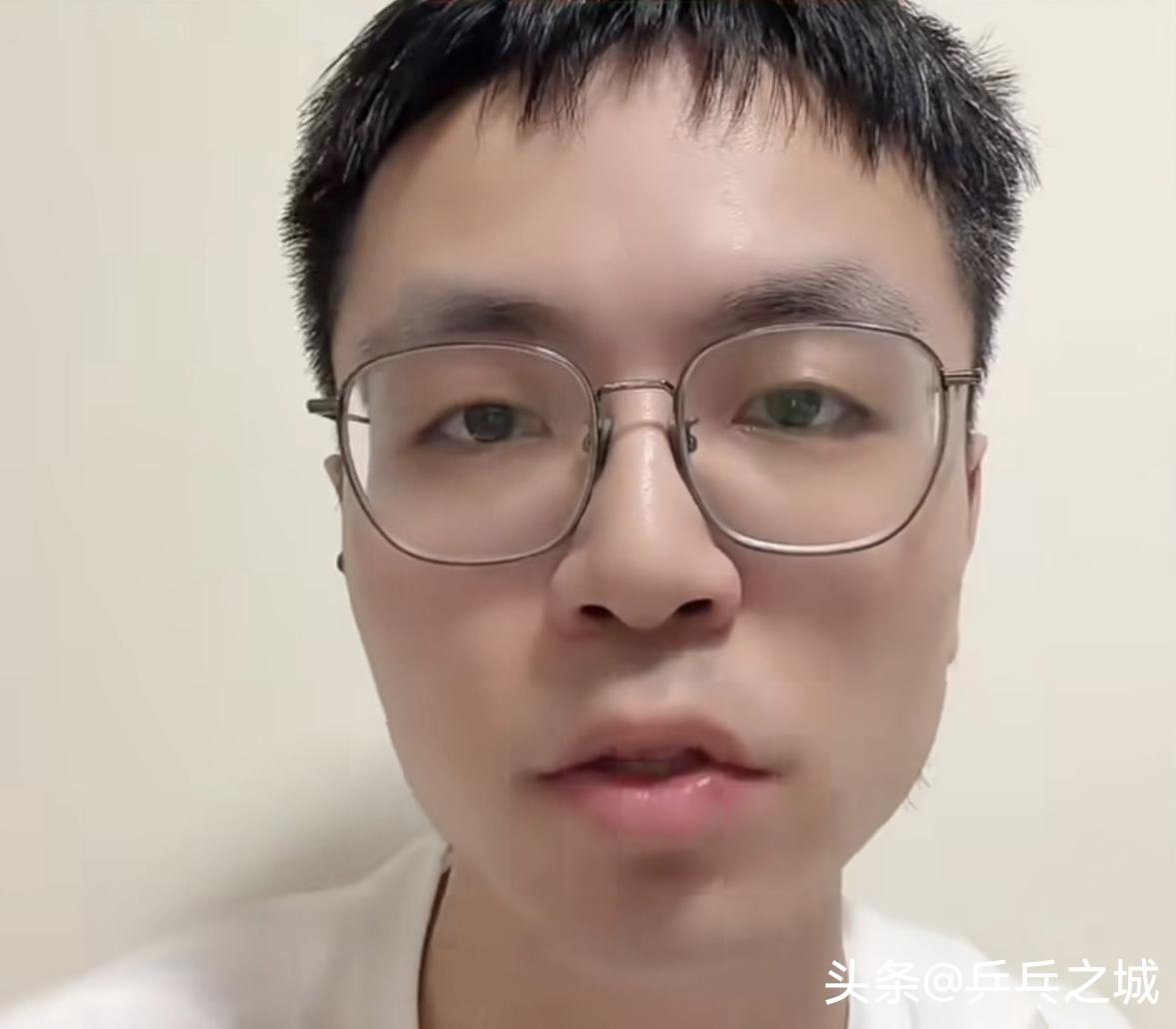 咪咕解说小钱，侯英超心里其实特别纠结，思来想去还是不多深说了，毕竟上有老下有小。