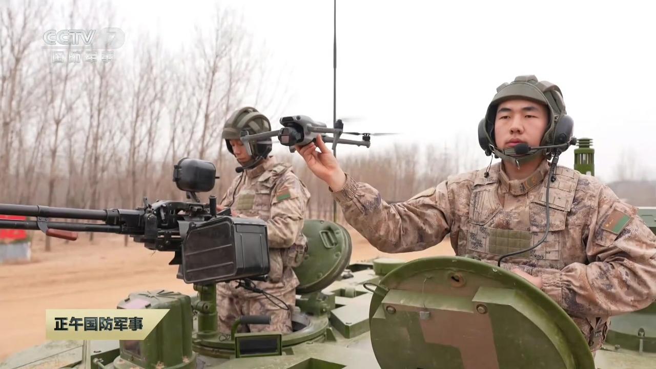 99A坦克增空中之眼，车组操纵无人机进行侦察 。