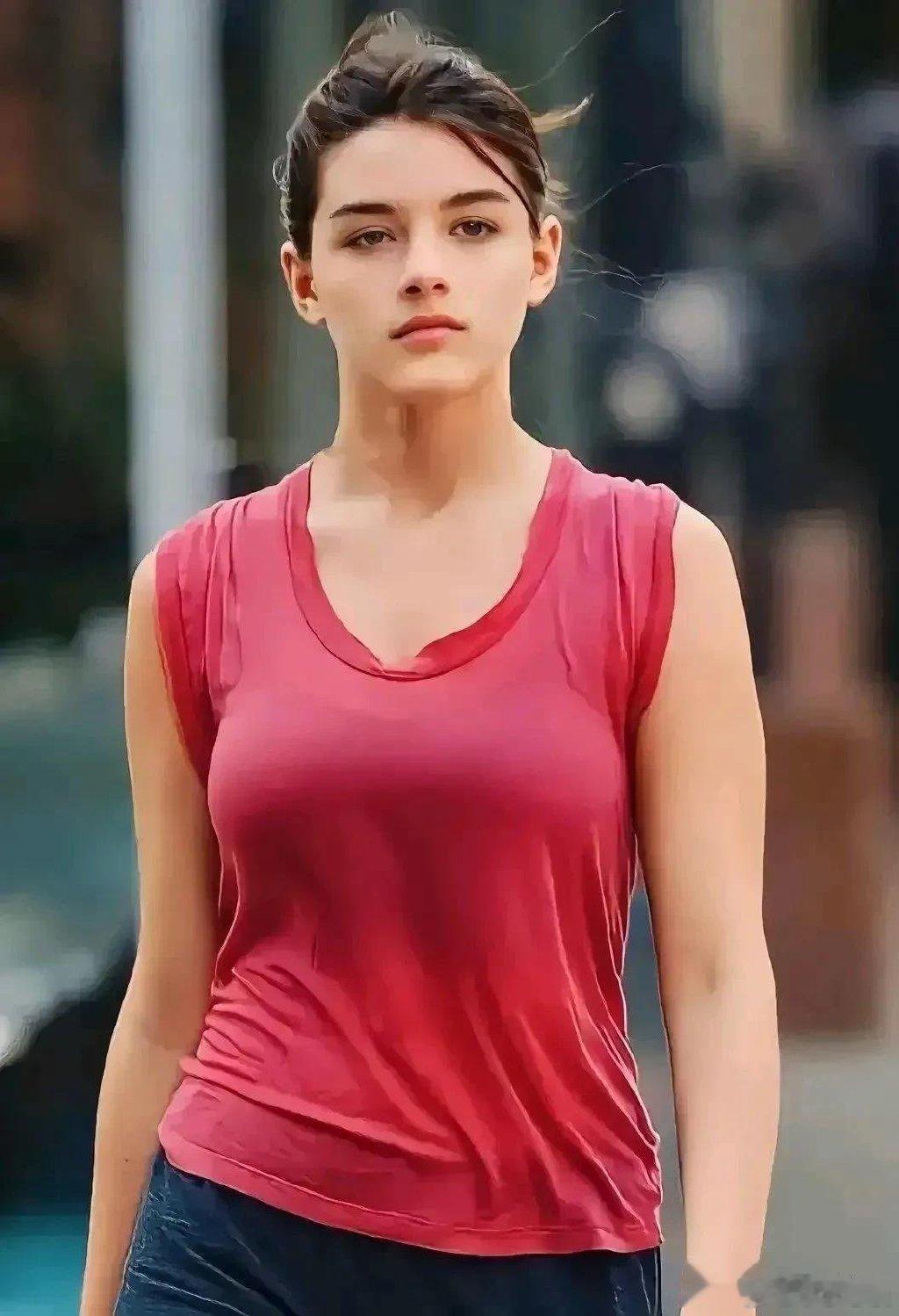 汤姆克鲁斯的女儿苏瑞，是吃忧郁长大的。年纪很小，可是眼神忧郁、冰冷、沉静，仿佛看