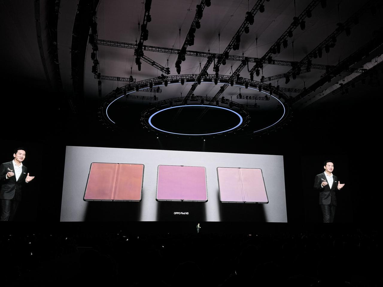 我发现每当OPPO开始卷屏幕，真的都是直接拉满。
外屏超磁晶玻璃，内屏UTG玻璃