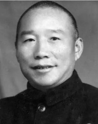 1948年12月的一天，解放军战士抓了一个俘虏，发现他像个伙夫，就给发了几块钱让