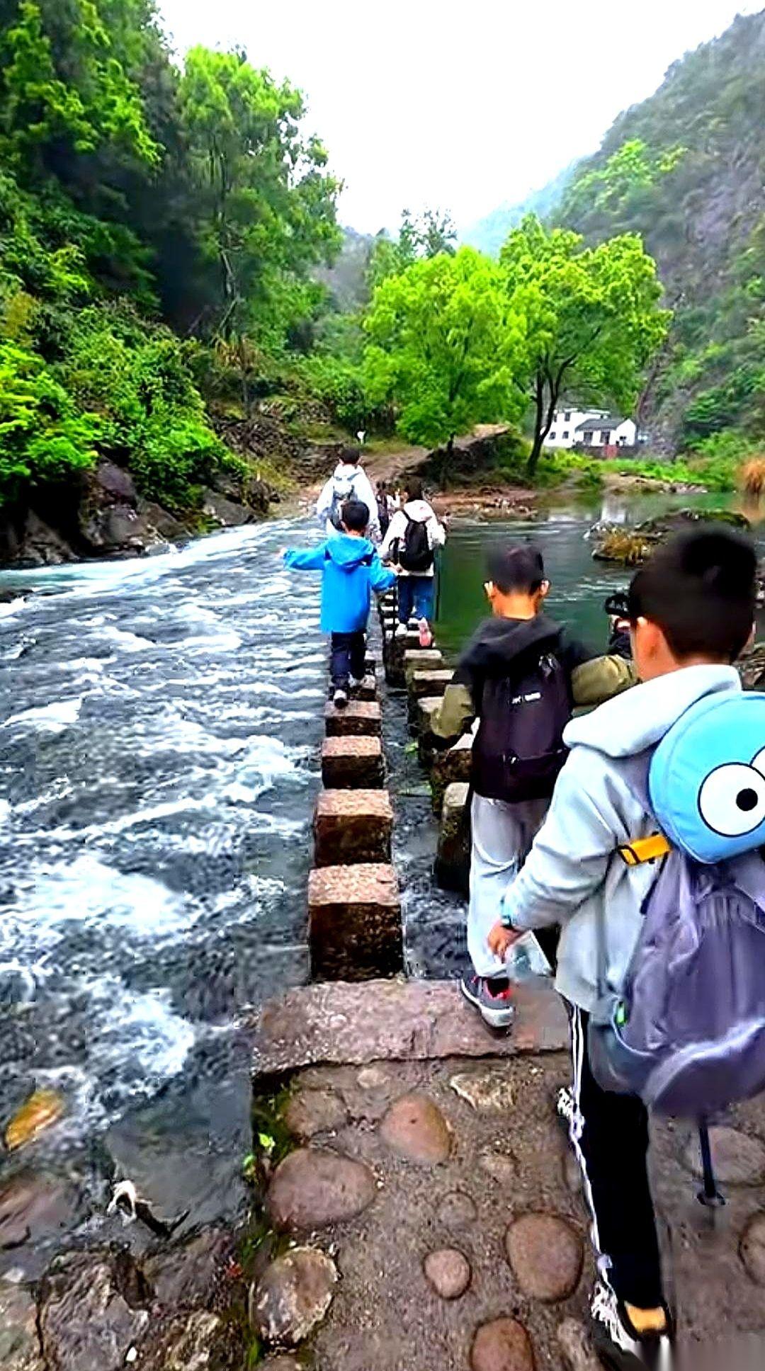 就一声尖叫。
浙江温州乐清的筋竹涧，小男孩脚下的石头滑了一下，整个人直挺挺地就栽