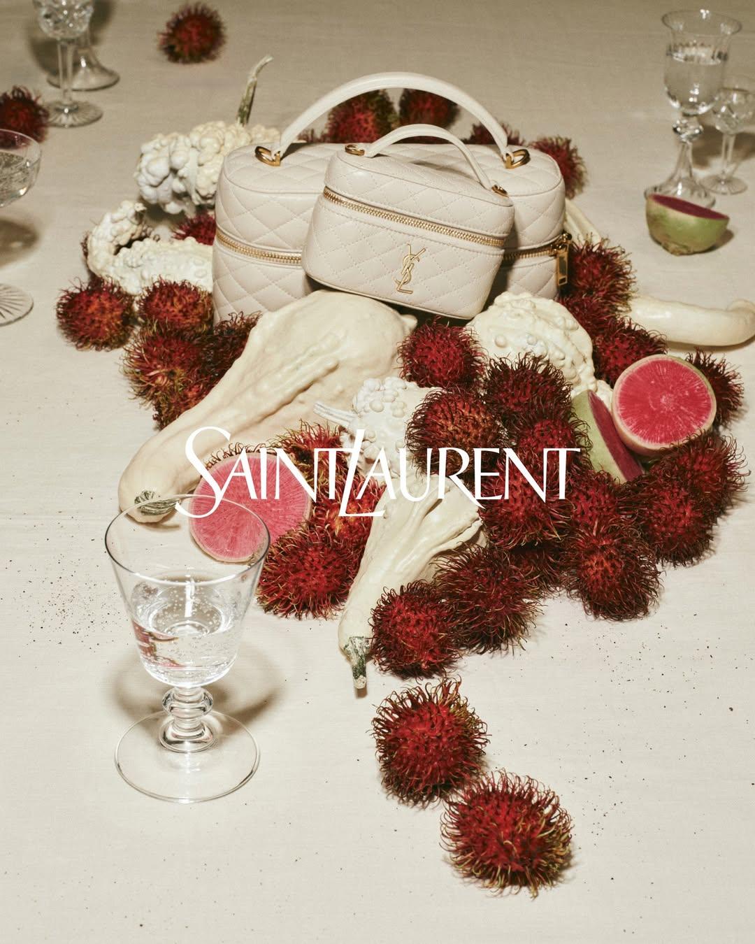 来感受下圣罗兰年末甄选系列的大师镜头，在Anthony Vaccarello的创