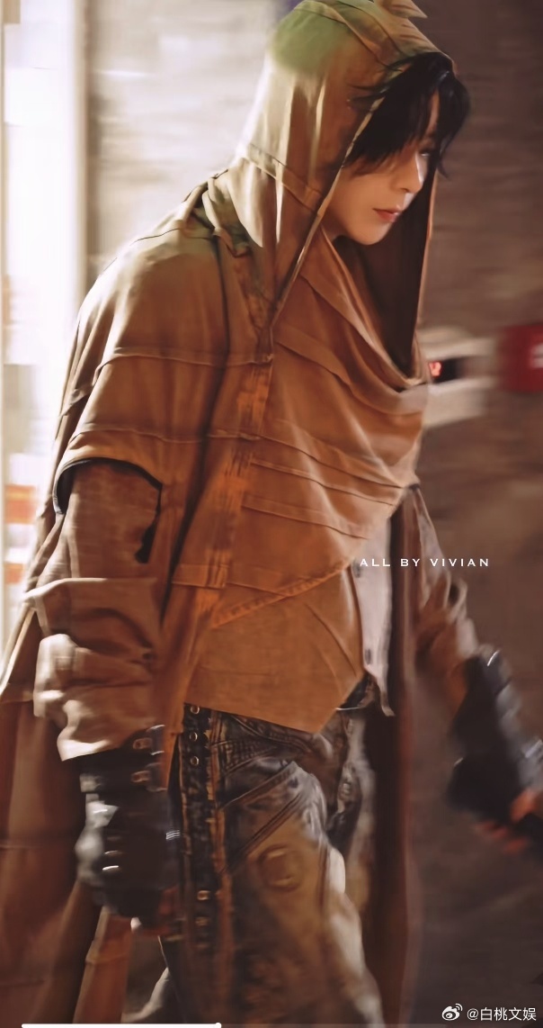 刘宇宁开推末世风刘宇宁套个麻袋就出门了开始推理吧 刘宇宁这身路透，完美诠释了“身