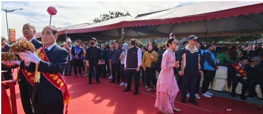 剪彩名单没有他  江启臣只能坐台下观礼

台中某宫庙今天（10日）举行活动，国民