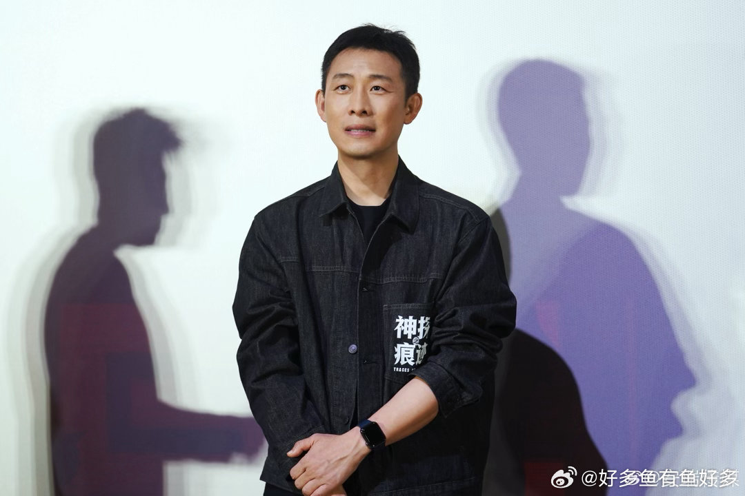 张译王俊凯你俩讲相声呢😂《神探之痕迹》片场互动趣味满满，一唱一和默契十足，对话