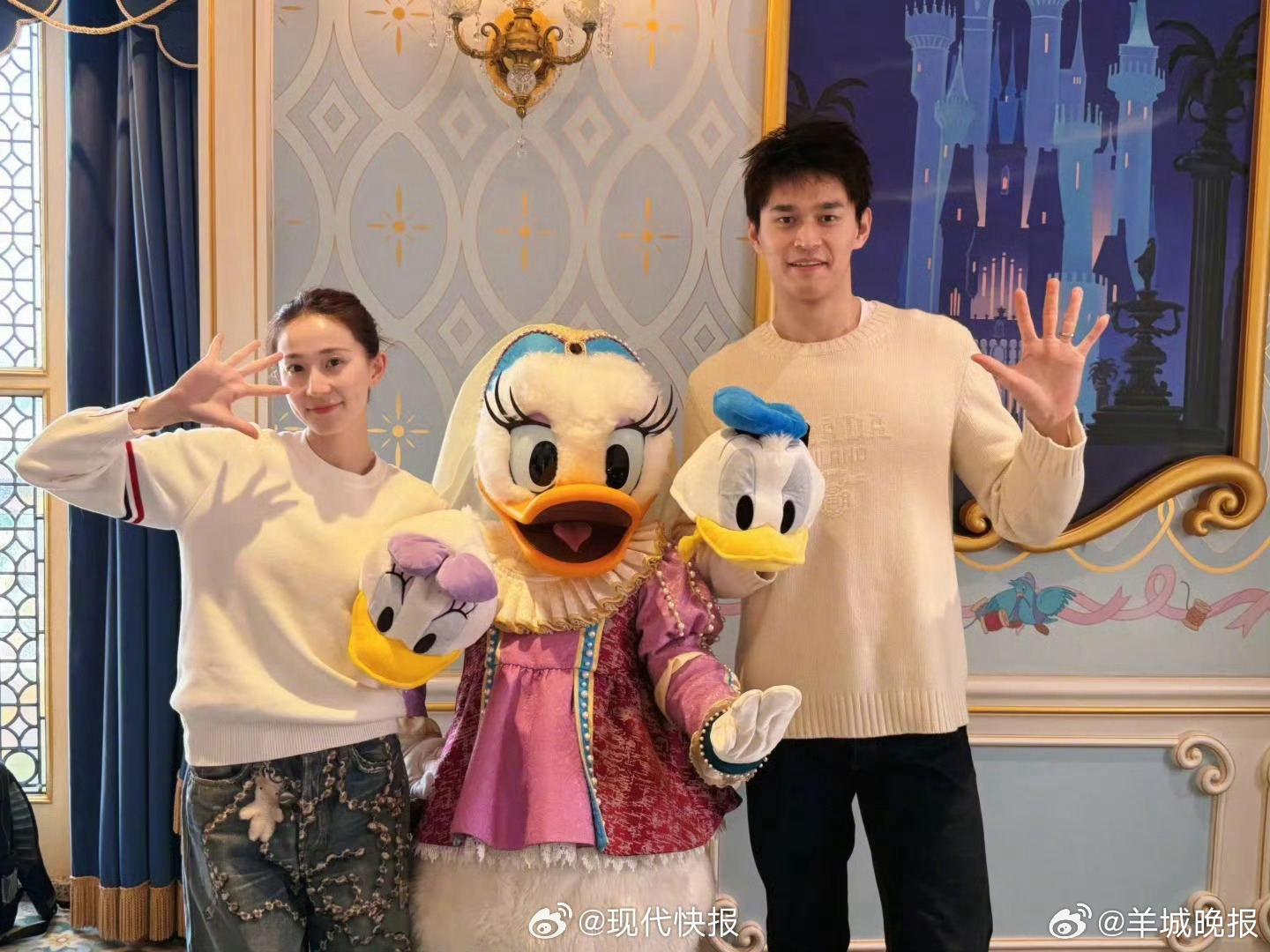 #孙杨妻子晒迪士尼游玩照# 4月8日，孙杨妻子在社交平台分享照片并配文：“库存图