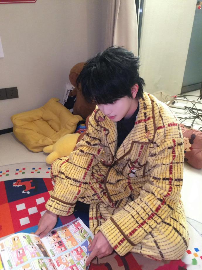 睡衣杀暴击！穆祉丞居家状态封神✨ 随手一截都是神图，这颜值谁看了不迷糊啊！ 