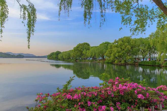 #看风景你最推荐的旅游地点是# “上有天堂，下有苏杭”，杭州西湖是我一直很想去又