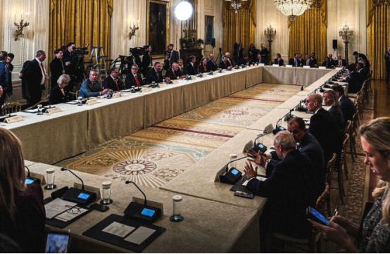 特朗普召集全美军火商开会，下令火速扩产精确制导武器，对中方提供稀土充满自信！
 