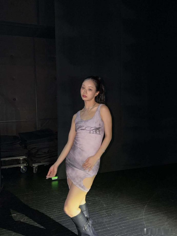 惠利回应有小肚子惠利 为什么一定要瘦才算专业 近日，惠利出席活动时穿紧身连衣裙，