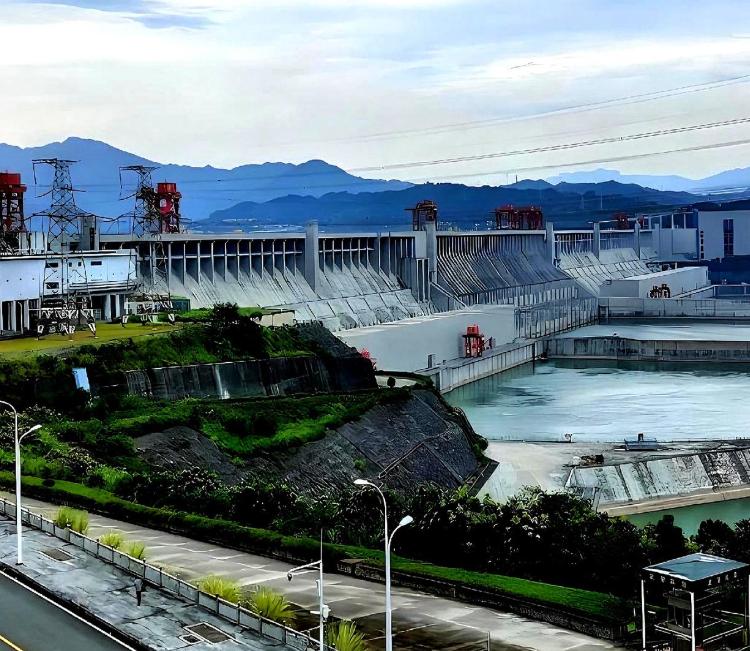 三峡大坝最初打算建150米高，水位线只划到四川长寿县。可重庆市委一封报告递到中央
