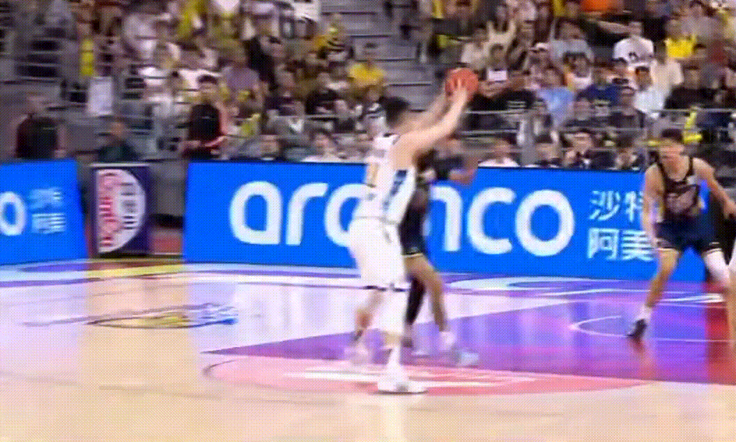 下半场开局广东男篮打很不错！
崔永熙连续命中2记三分球，加上奎因抢断反击暴扣再添