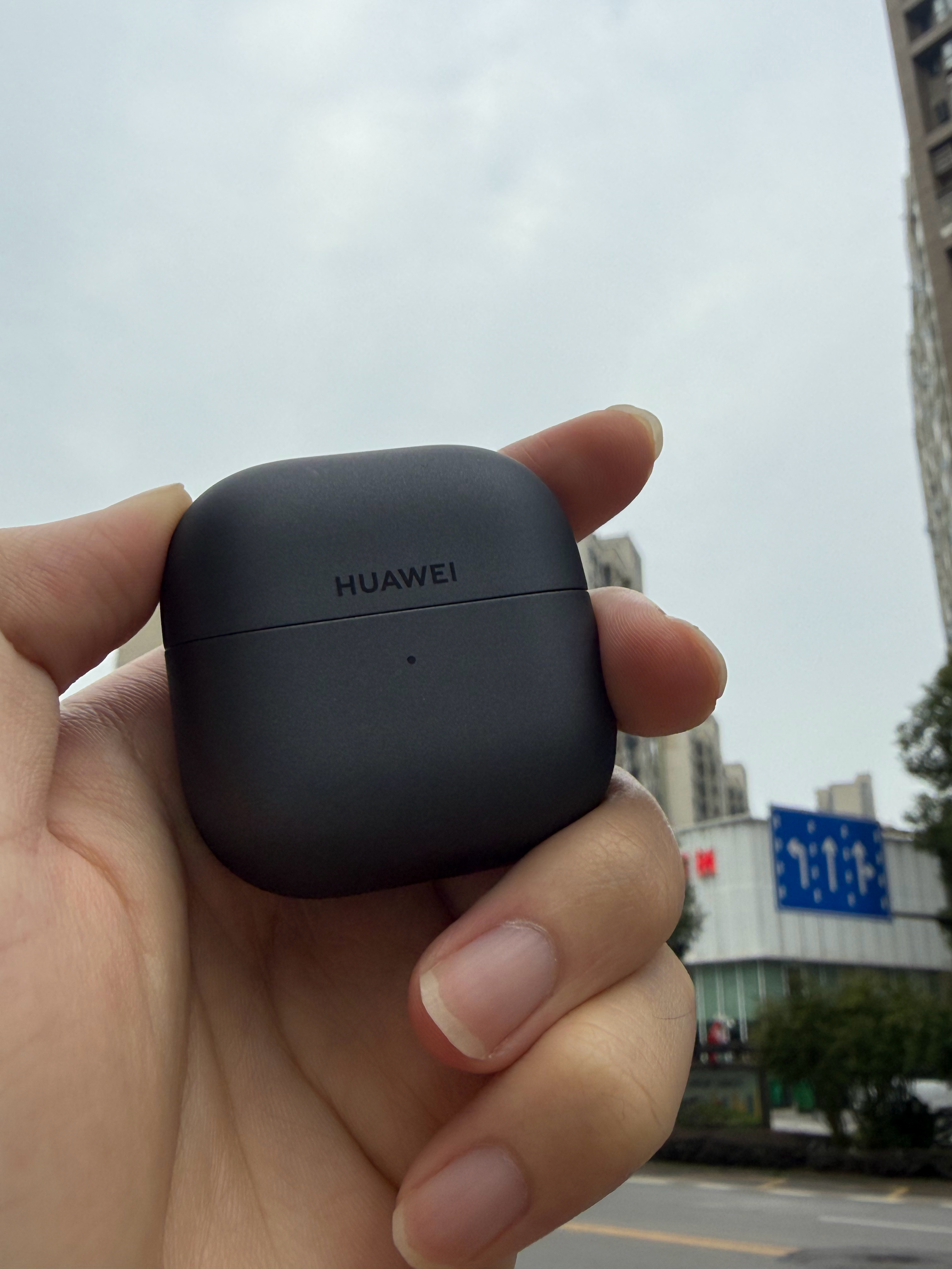 Forbes也将HUAWEl FreeClip 2 耳夹耳机评为了最佳开放式耳机
