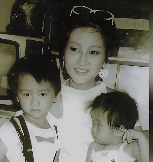 谢霆锋一家都是高颜值，爸爸帅气，妈妈美丽，生的儿女都好看。