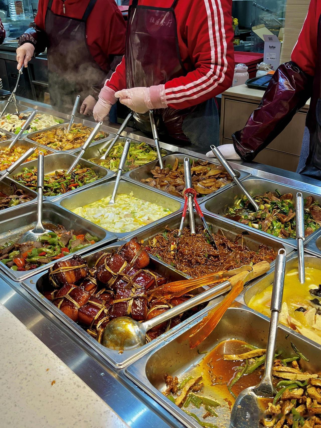 今天差点摔倒在食堂，不敢这样吃饭了！

最近食堂里面吃饭总是做红烧肉米饭，本来打