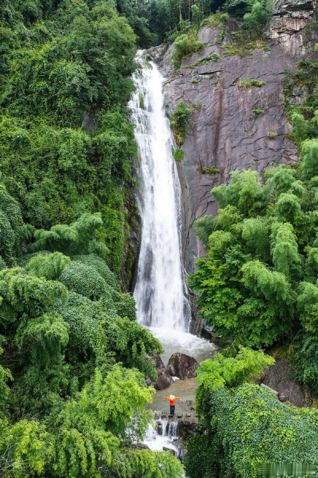 夏日躲进宁波山野瀑布古村治愈一整个夏天宁波的夏天，若想寻一味清凉，还得往山里去、