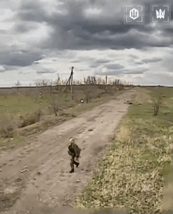 无人机怎么用手驱赶不走？1名俄军士兵看到乌军无人机后，根本不在意，以为像驱赶蚊子