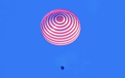 两天时间，两个国家，一个火箭发射爆炸，一个航天员平安着陆，航空航天实力差距越来越