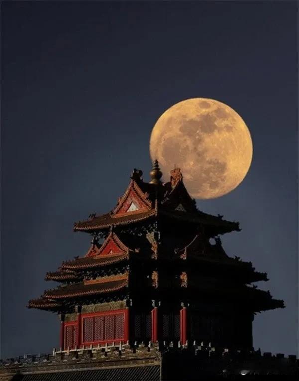 #上联：秋风初起送爽气，诚邀下联#下联：明月渐升照团圆 
横批：秋意情浓 