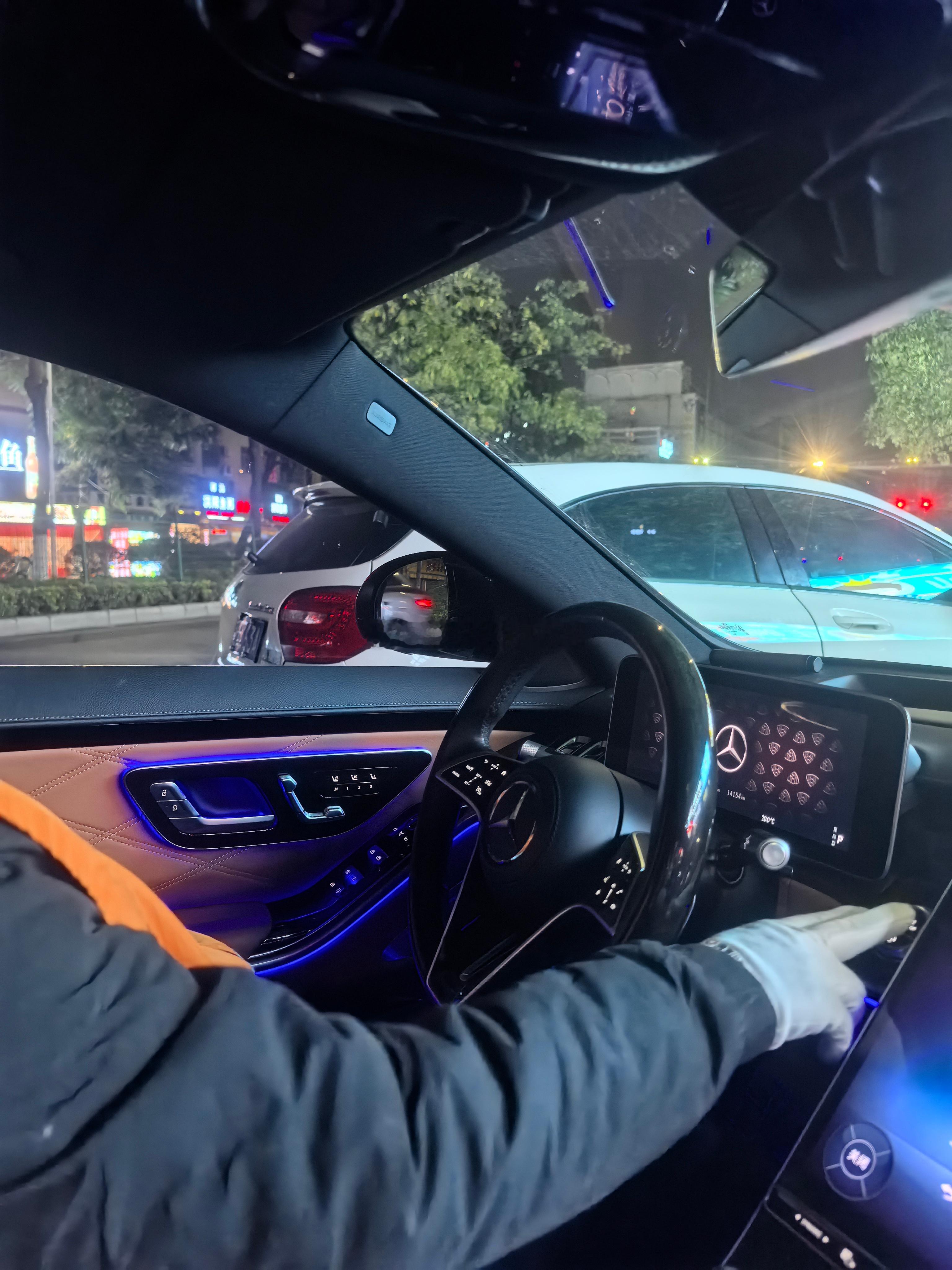 和兄弟们小酌了两杯，回家睡觉，明天继续我们的战斗，最近确实很忙，没有及时回复到的